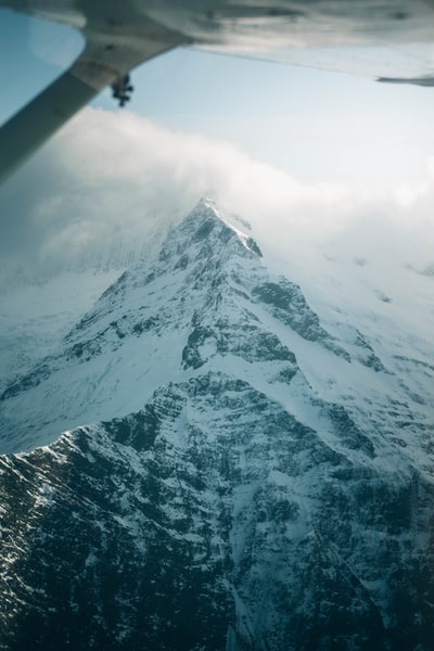 白昼雪山